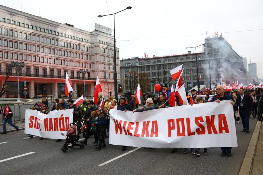 Warszawa, 11.11.2022. Uczestnicy Marszu Niepodległości w Warszawie, 11 bm. Marsz pod hasłem �Silny naród, wielka Polska� przechodzi ulicami Warszawy w kierunku Stadionu Narodowego. Trwają obchody Narodowego Święta Niepodległości. (sko) PAP/Rafał Guz