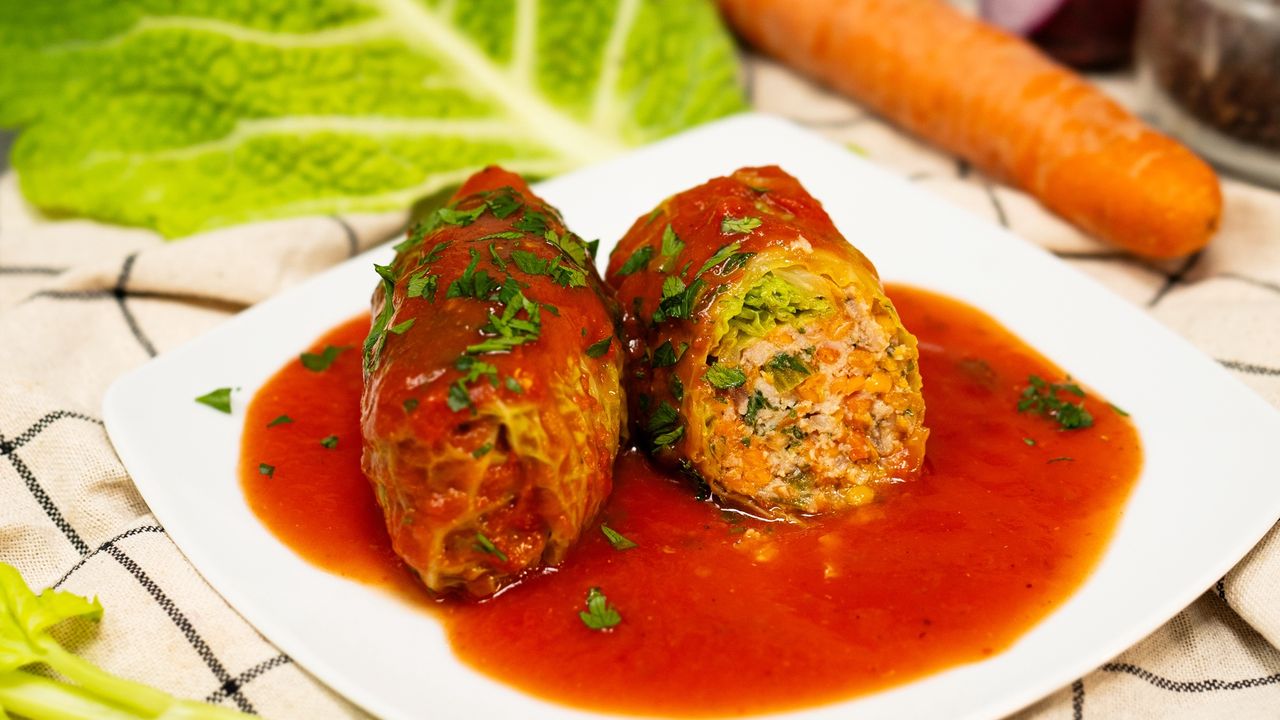 Zaskakujący farsz do gołąbków. Zmieszaj mięso z innym dodatkiem niż ryż