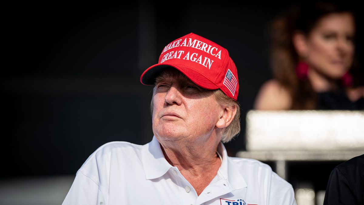 Donald Trump na polu golfowym. Na ulicach protesty