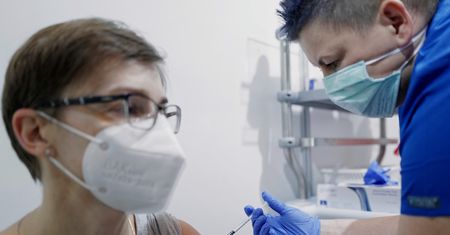 Koronawirus. Pomysł unijnej książeczki szczepień. Będzie łatwiej podróżować?