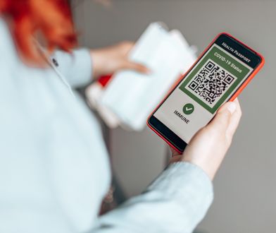 Wpadł na krakowskim lotnisku za sfałszowany paszport covidowy. Teraz musi zapłacić karę