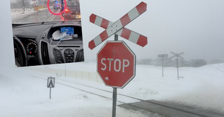 Radiowóz utknął między szlabanami w Ząbkach