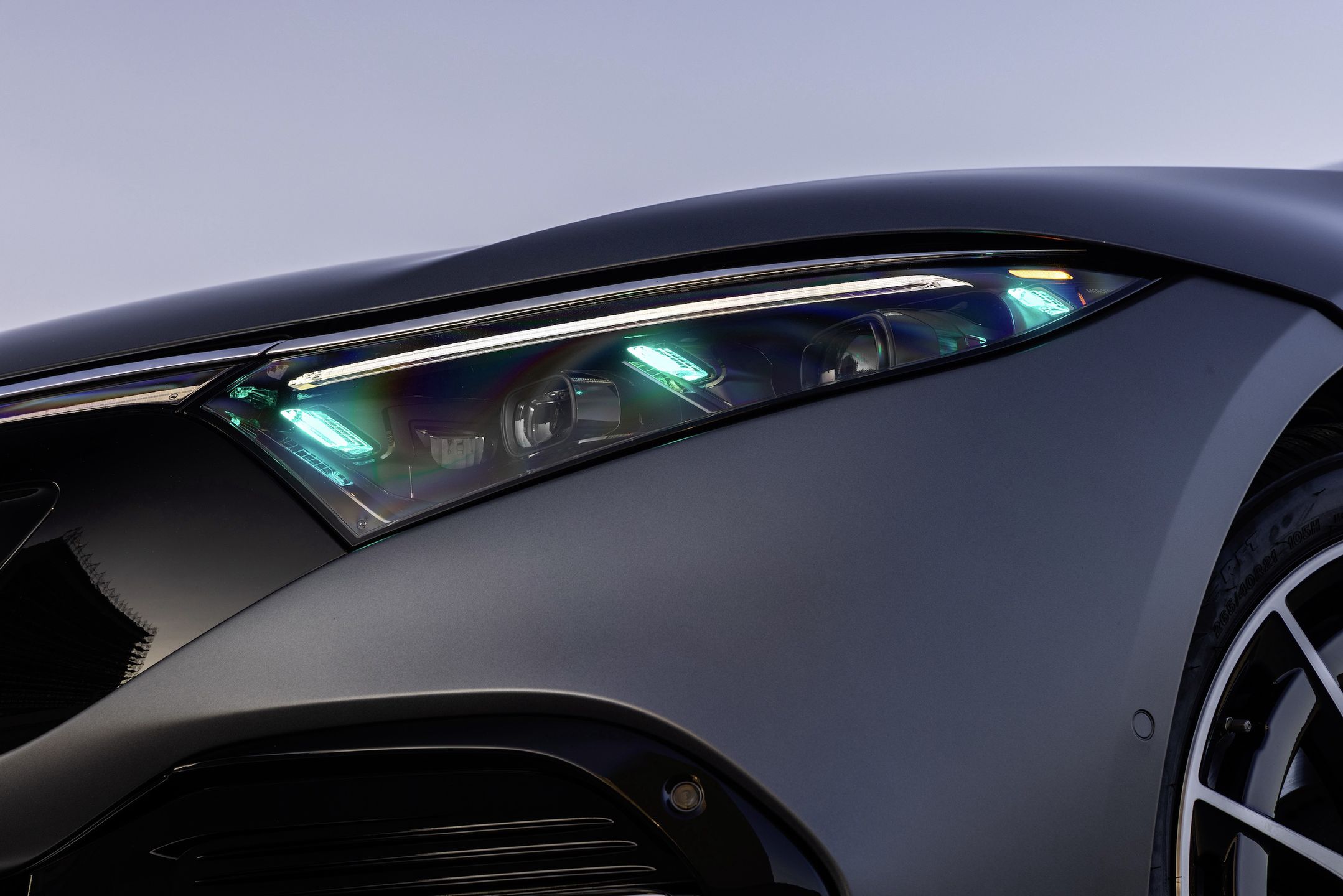 Mercedes EQS z turkusowymi światłami
