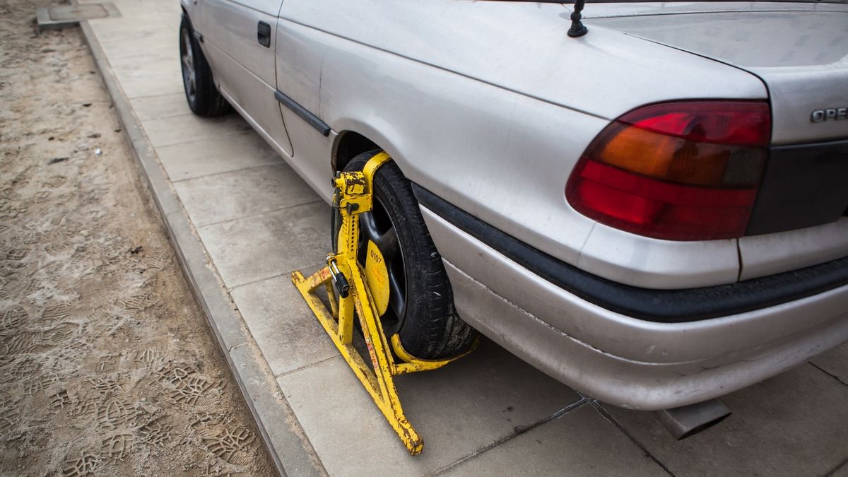 Blokady na koła mają za zadanie zmusić kierowcę do zapłacenia mandatu.