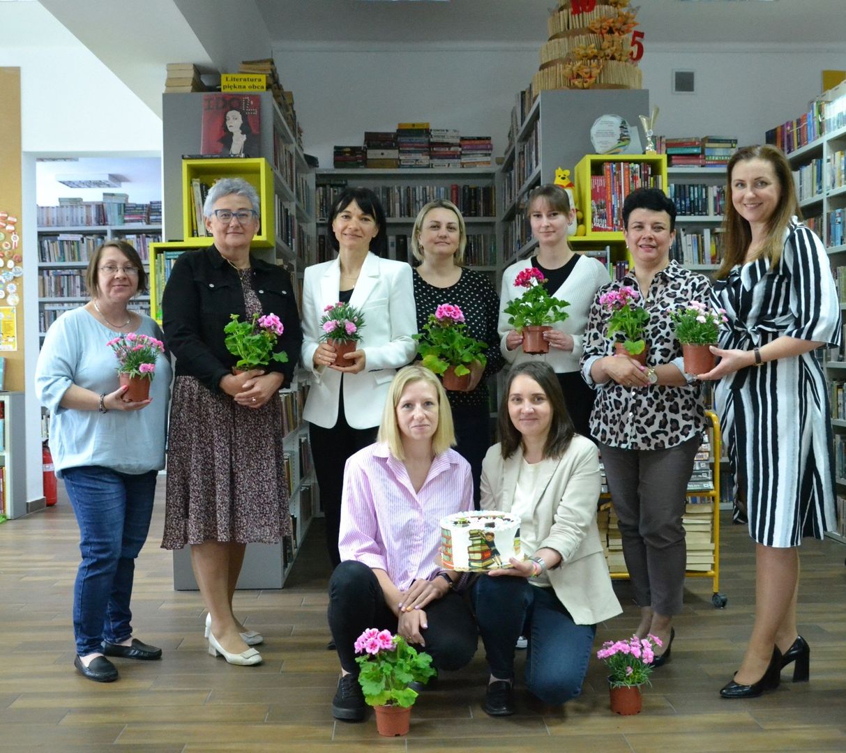 Dzień Bibliotekarza. Był okolicznościowy tort, kwiatki i życzenia