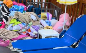 "Zajęli" leżaki o 23. Taki widok o poranku. Ludzie biją brawo