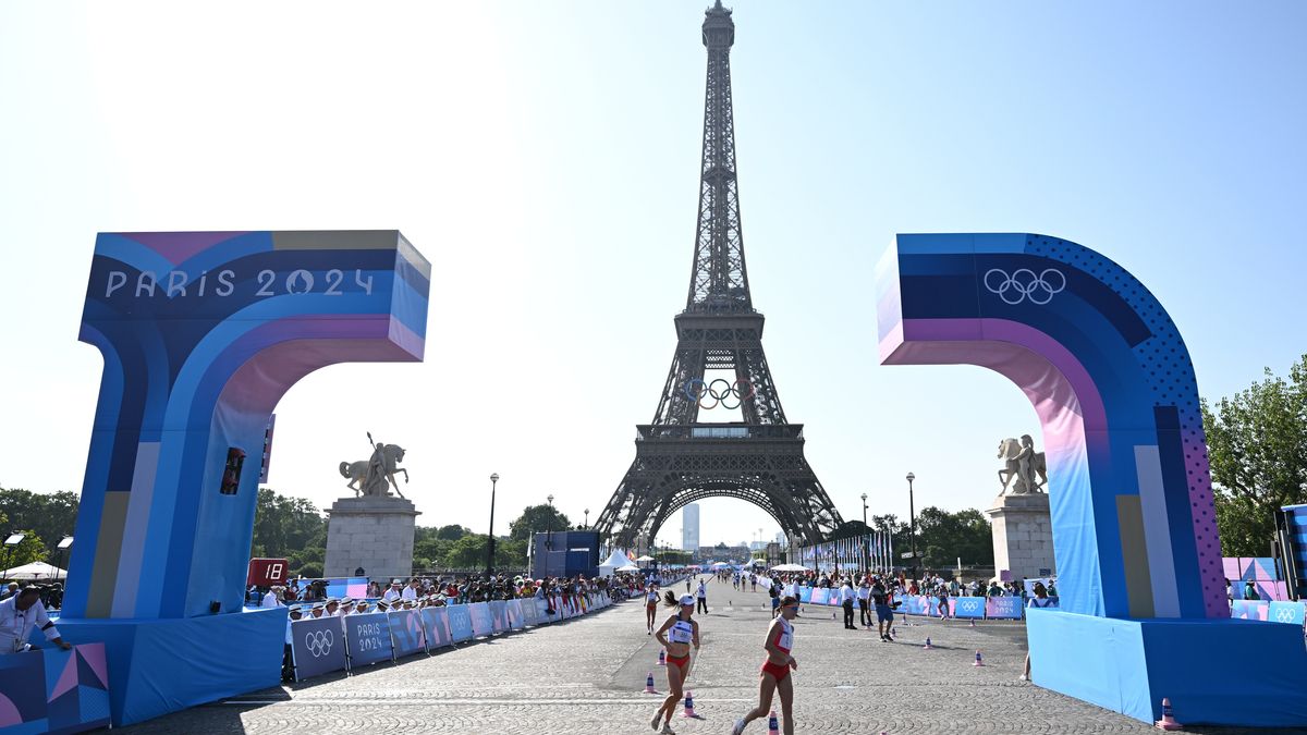 Paryż, Francja, 01.08.2024. Igrzyska Olimpijskie Paryż 2024. Polka Katarzyna Zdziebło (P) na trasie chodu na 20 km, 1 bm. (gj) PAP/Adam Warżawa