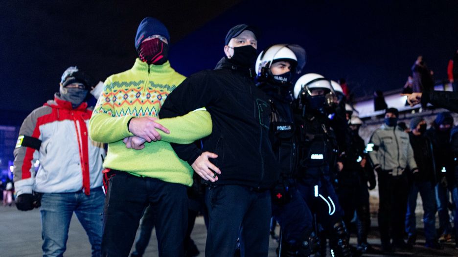Do brutalnej interwencji "tajniaków" doszło na Placu Powstańców w Warszawie