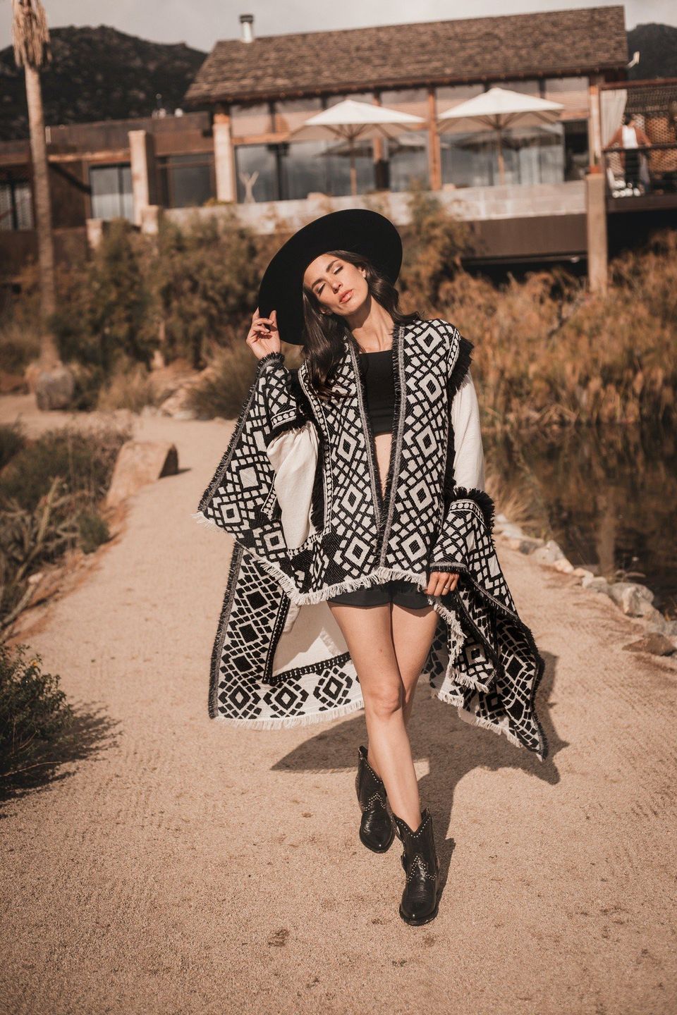 Ponczo wpasowuje się w styl country