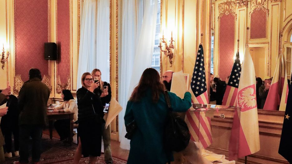 Nowy Jork, USA, 14.10.2023. Wybory parlamentarne 2023. Polacy głosują w Konsulacie RP w Nowym Jorku, 14 bm. Trwa głosowanie w wyborach parlamentarnych i towarzyszącym im referendum. Do jego zakończenia obowiązuje cisza wyborcza i referendalna. (amb) PAP/Marcin Cholewiński