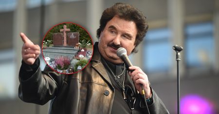 Grób Krzysztofa Krawczyka. Znicze stoją tylko obok nagrobka
