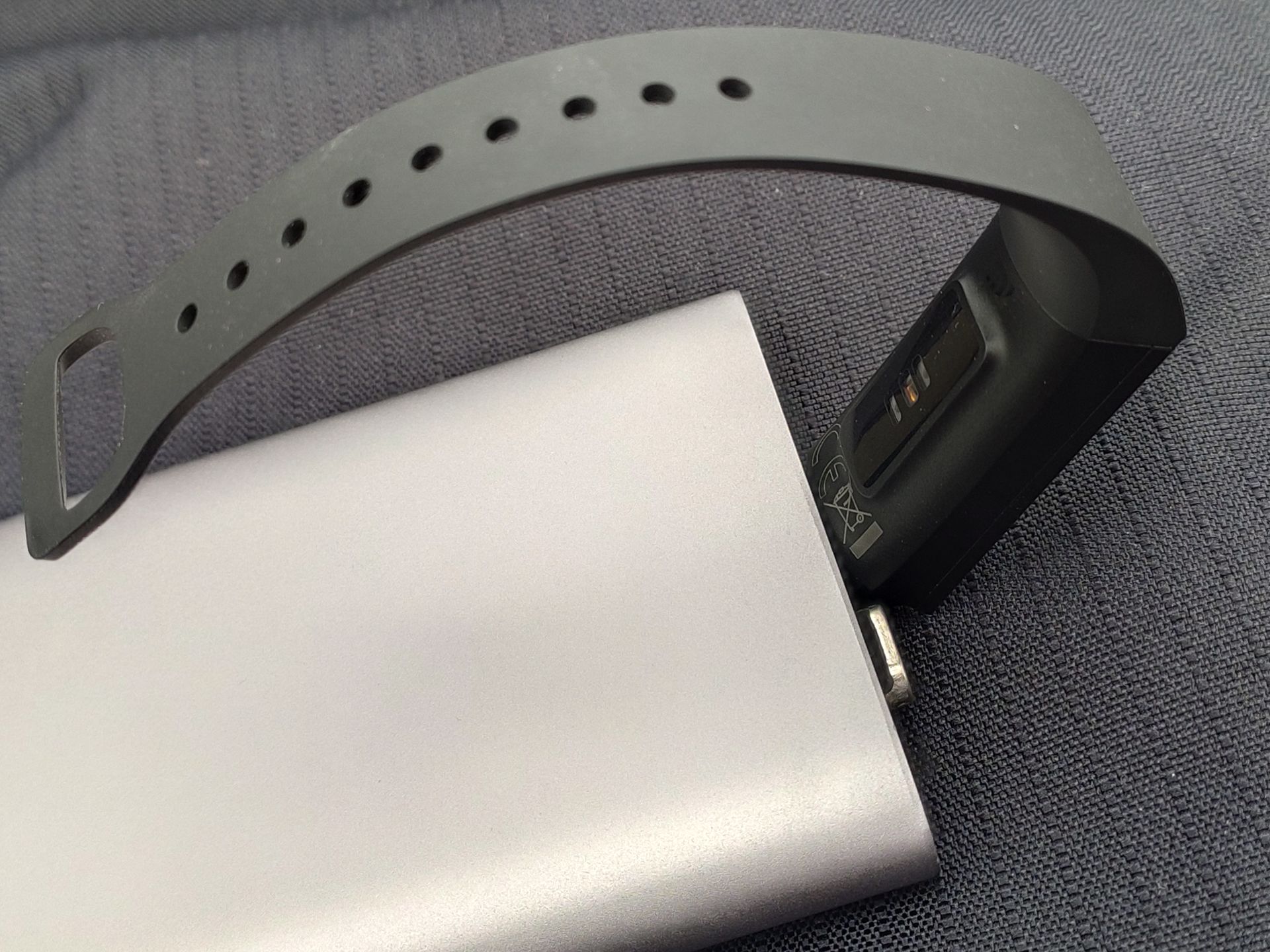 Ładowanie smart opasek bez kabli i ładowarek indukcyjnych. Xiaomi zaimponowało mi genialnym patentem 4