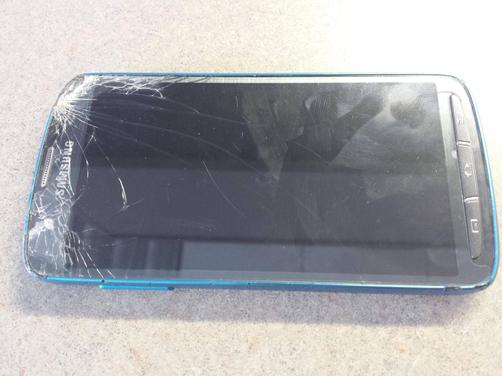 Galaxy S4 Active wpadł pod kosiarkę. Jak sobie poradził? 2