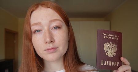 Rosyjska youtuberka w moskiewskim centrum handlowym. Jak naprawdę wyglądają efekty sankcji?