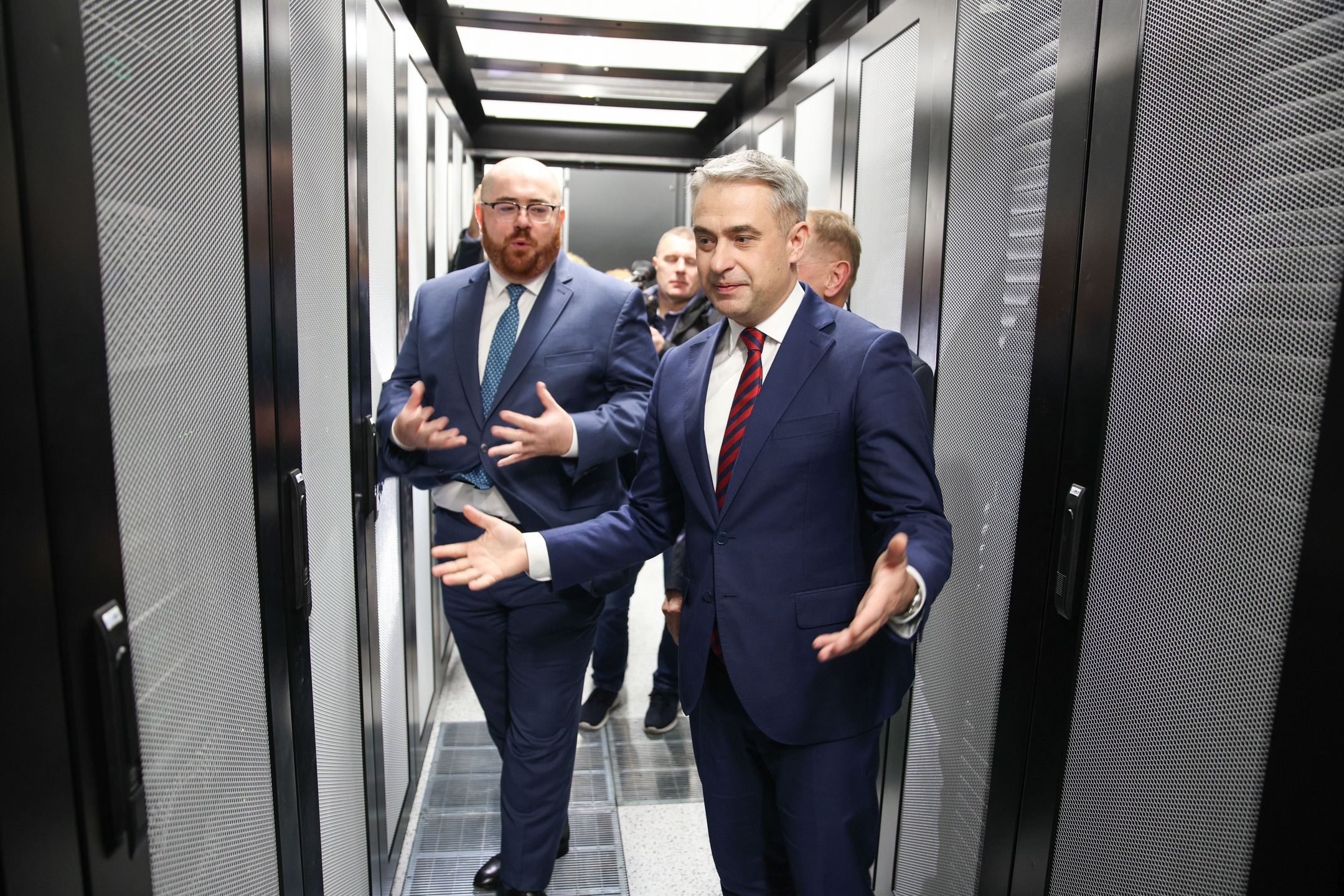 Kraków, 20.11.2024. Wicepremier, minister cyfryzacji, pełnomocnika Rządu ds. Cyberbezpieczeństwa Krzysztof Gawkowski (2P) oraz zastępca dyrektora centrum ds. Komputerów Dużej Mocy inż. Marek Magryś (L) przy superkomputerze Helios w siedzibie Akademickiego Centrum Komputerowego CYFRONET AGH w Krakowie, 20 bm. Minister cyfryzacji wziął udział w konferencji prasowej nt. wsparcia budowy pierwszej w Polsce Fabryki Sztucznej Inteligencji, która ma powstać w ACK Cyfronet. (jm) PAP/Łukasz Gągulski