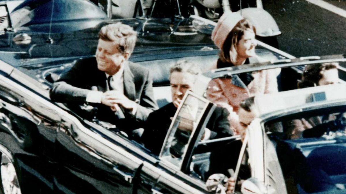 J.F. Kennedy (po lewej)