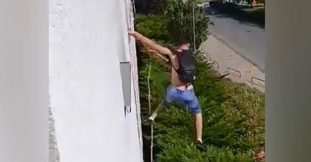Uciekł z kwarantanny przez okno. Dogonił go policjant na pożyczonym rowerze