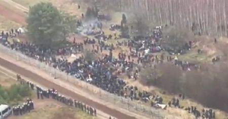 Tłum migrantów na granicy. Rzecznik rządu: może dojść do najtrudniejszej sytuacji