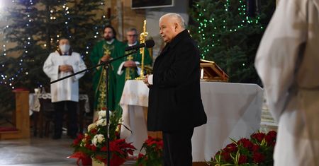 Jarosław Kaczyński bez maseczki na mszy. Co z postępowaniem sanepidu?