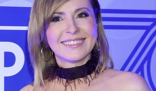 Marta Kielczyk z "Wiadomości" w bogato zdobionej sukni. Prezentuje zgrabną nogę