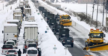 Rekordowe opady śniegu. Kierowcy uwięzieni w autach
