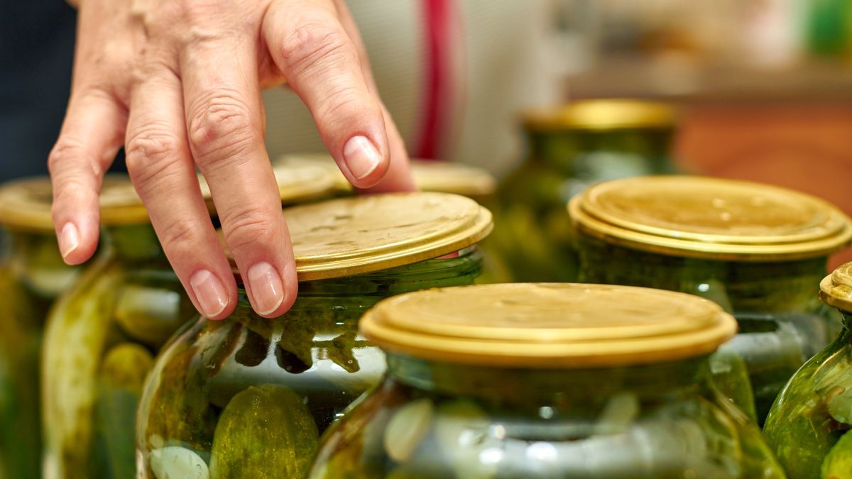 Ogórki kiszone są pyszne, trzeba tylko wiedzieć, jakich błędów unikać