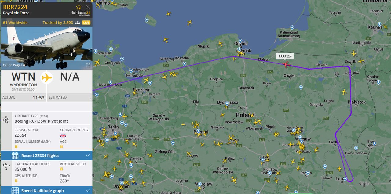 Boeing RC-135W Rivet Joint podczas jednego z patroli