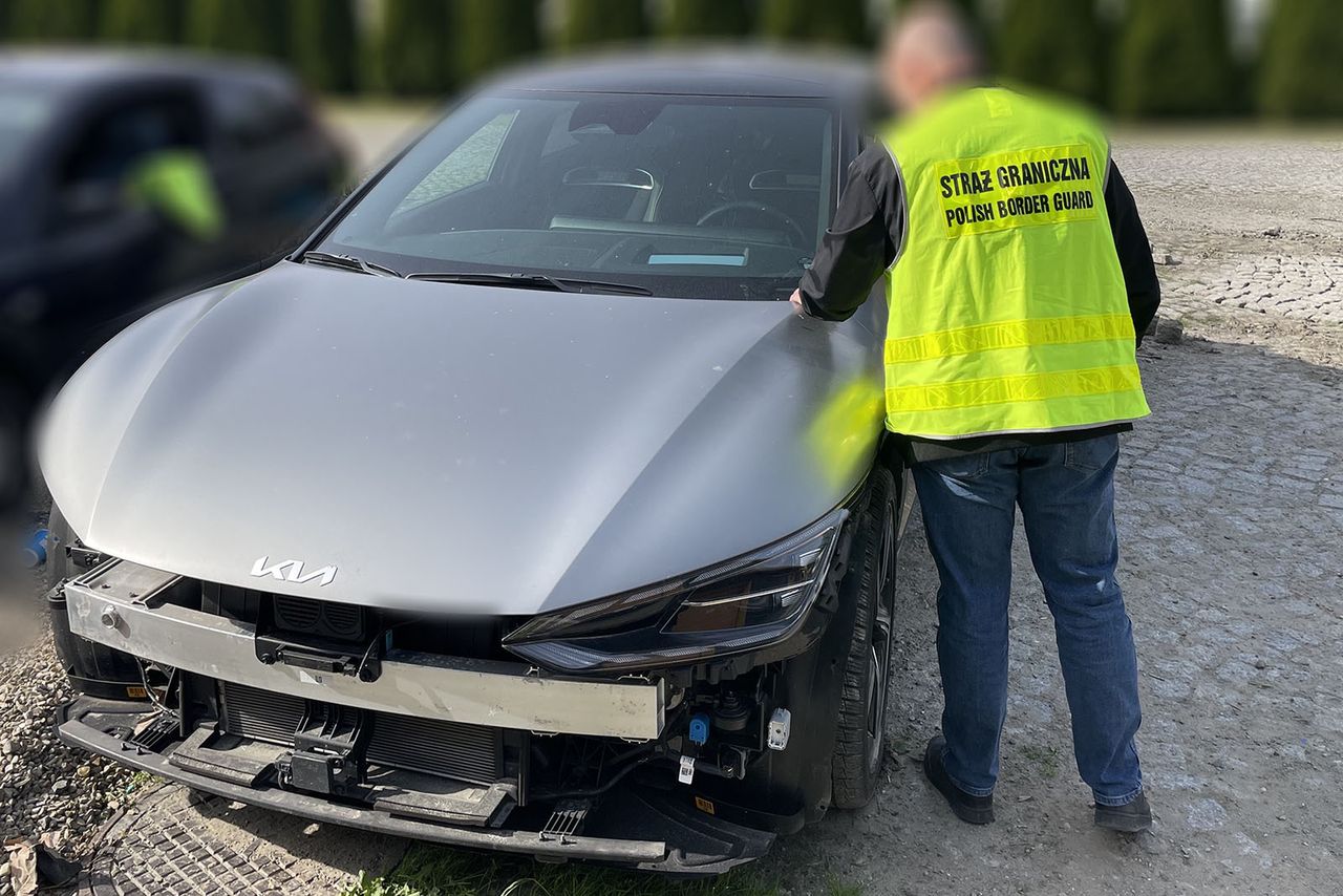 Fot. Straż Graniczna. Skradzione auto.