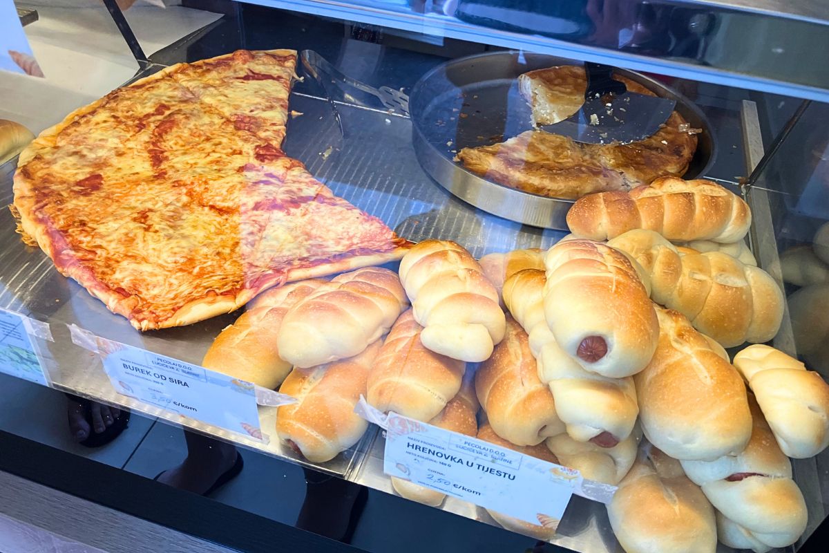 Pizza i bułki z parówką w chorwackiej piekarni