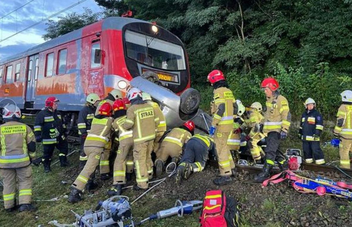 Auto wjechało pod pociąg w Małopolsce. Nie żyje jedna osoba, 4 są ciężko ranne