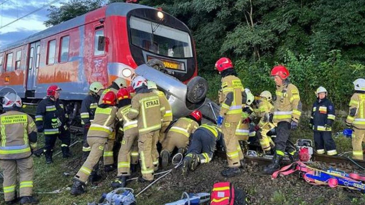Tragedia na torach. Zderzenie auta z pociągiem. 