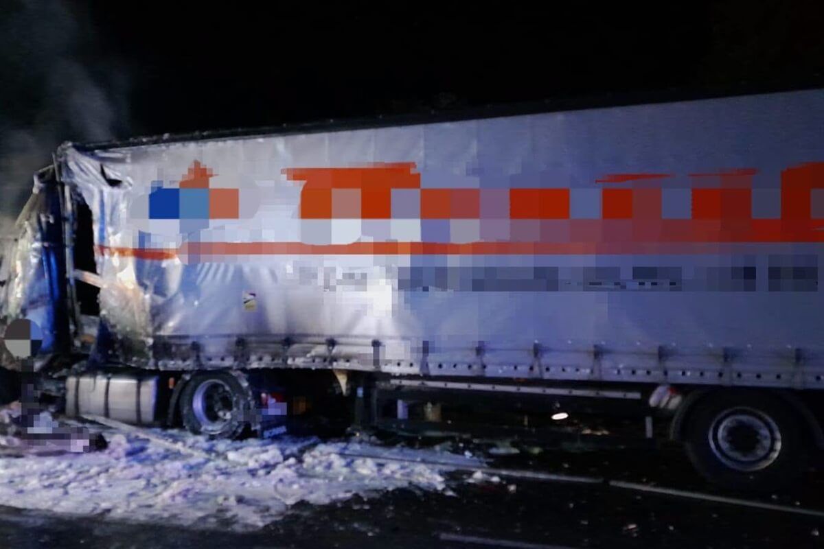 Koszmarny wypadek na obwodnicy Lublina. Tir uderzył w stojącą ciężarówkę i spłonął, nie żyje kierowca! Trasa S12/S17 zablokowana