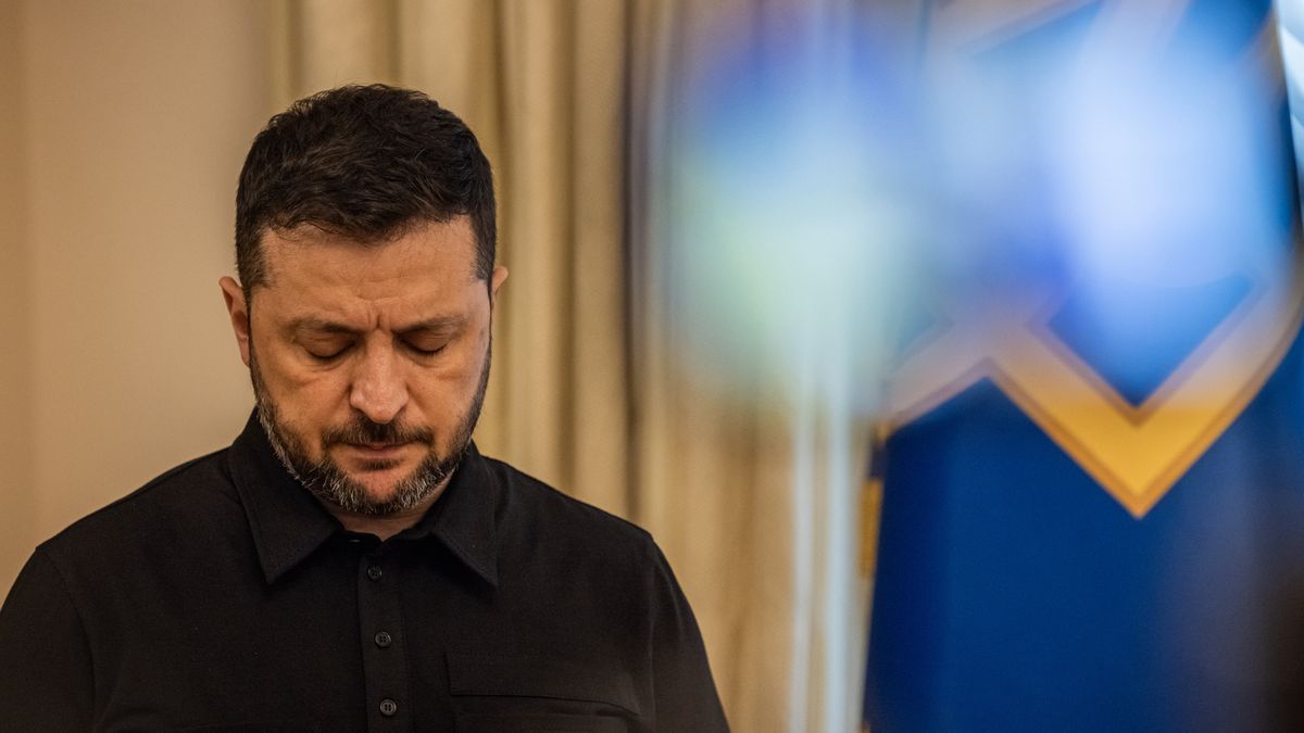 KYIV, UKRAINE - SEPTEMBER 27: Ukriane's President Volodymyr Zelensky looks down at his notes as he speaks to journalists and answers questions in Ukraine's Presidential Office after retuning from the US where he met with U.S. President Donald Trump and spoke at the United Nations General Assembly, on September 27, 2025 in Kyiv, Ukraine. (Photo by Ed Ram/Getty Images)