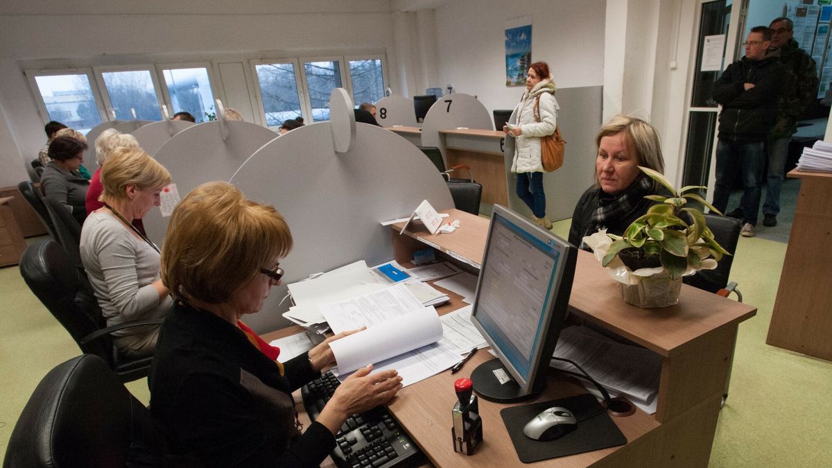 Urz?dnicy pomagaj? rozliczy? PIT przez internet
PHOTO: ANDRZEJ ZBRANIECKI/ EAST NEWS    04,03,2014 Lodz Urzednicy w urzedach skarbowych  tlumaczyli  jak rozliczyc PIT przez internet. Z roku na rok e-deklaracji jest coraz wiecej.   N/z Urzad Skarbowy Lodz - Widzew
ANDRZEJ ZBRANIECKI