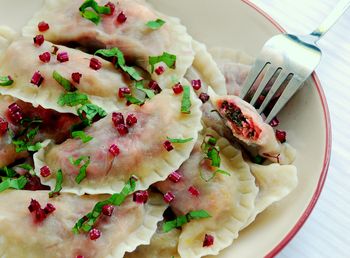 Nie rób z botwinki tylko chłodnika. W pierogach smakuje jeszcze lepiej