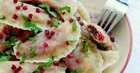 Nie rób z botwinki tylko chłodnika. W pierogach smakuje jeszcze lepiej