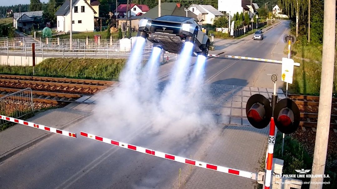 Tesla Roadster omijająca rogatki na przejeździe kolejowym