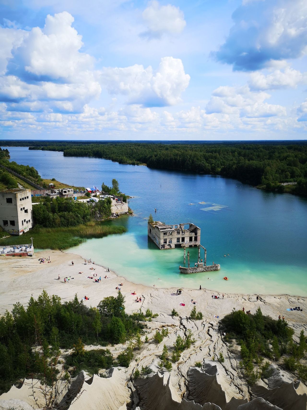 Błękitna laguna w zalanym wyrobisku. "Bawimy się w miejscu ludzkich dramatów"