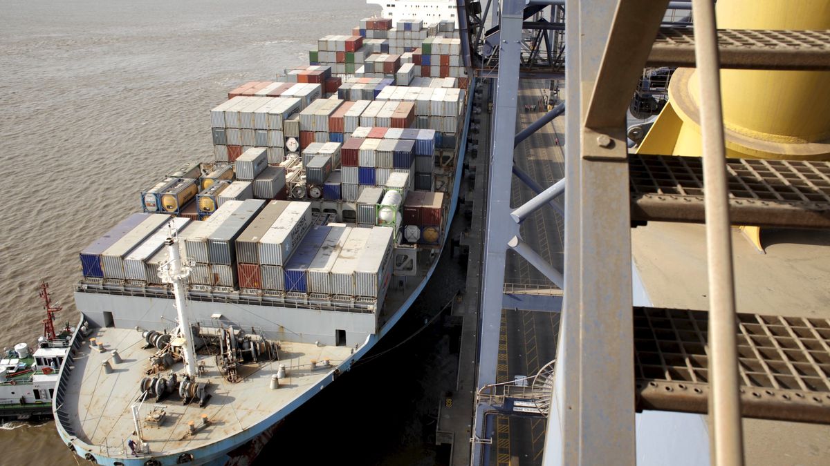 Kontenerowiec w indyjskim porcie Nhava Sheva - zdjęcie ilustracyjne