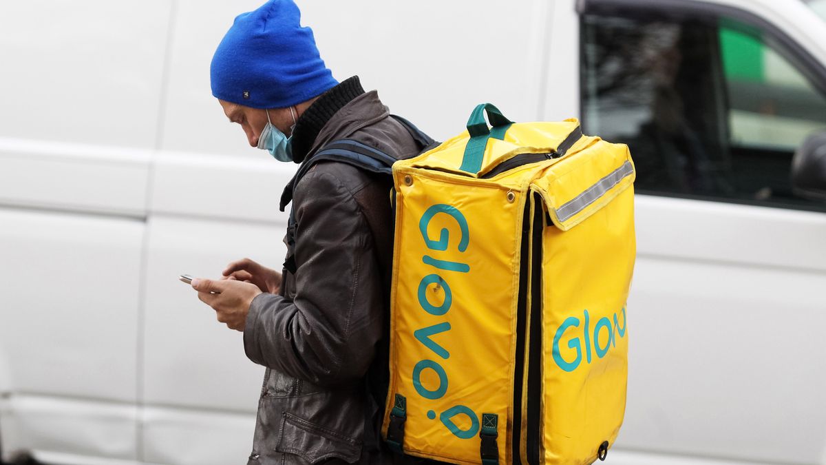 KIEV, UKRAINE - 2020/11/11: A Glovo delivery man wearing a face mask as a preventive measure walks in downtown Kiev.The so-called 'weekend quarantine' has been introduced in Ukraine over the aggravated epidemic situation, the relevant decision was made at a government meeting on 11 November 2020, reportedly by media. In the past 24 hours, Ukraine has registered 10,611 of the new COVID-19 coronavirus cases, 191 death. In a total of 489,808 laboratory-confirmed cases of the COVID19 coronavirus in Ukraine, of which 8,947 were fatal. (Photo by Pavlo Gonchar/SOPA Images/LightRocket via Getty Images)