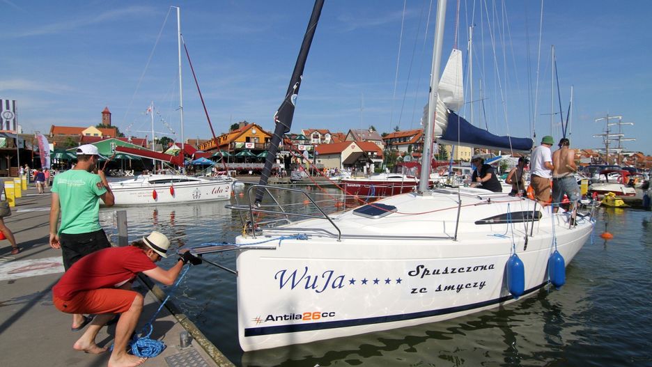Ile kosztują wakacje np. na Mazurach? Za tydzień w hotelu (ze śniadaniem) w Mikołajkach para zapłaci 3032 zł, a rodzina 2 + 2 - 4691 zł. W przypadku kwatery prywatnej to będzie 2498 zł dla pary i 31335 zł dla rodziny z dwójką dzieci.