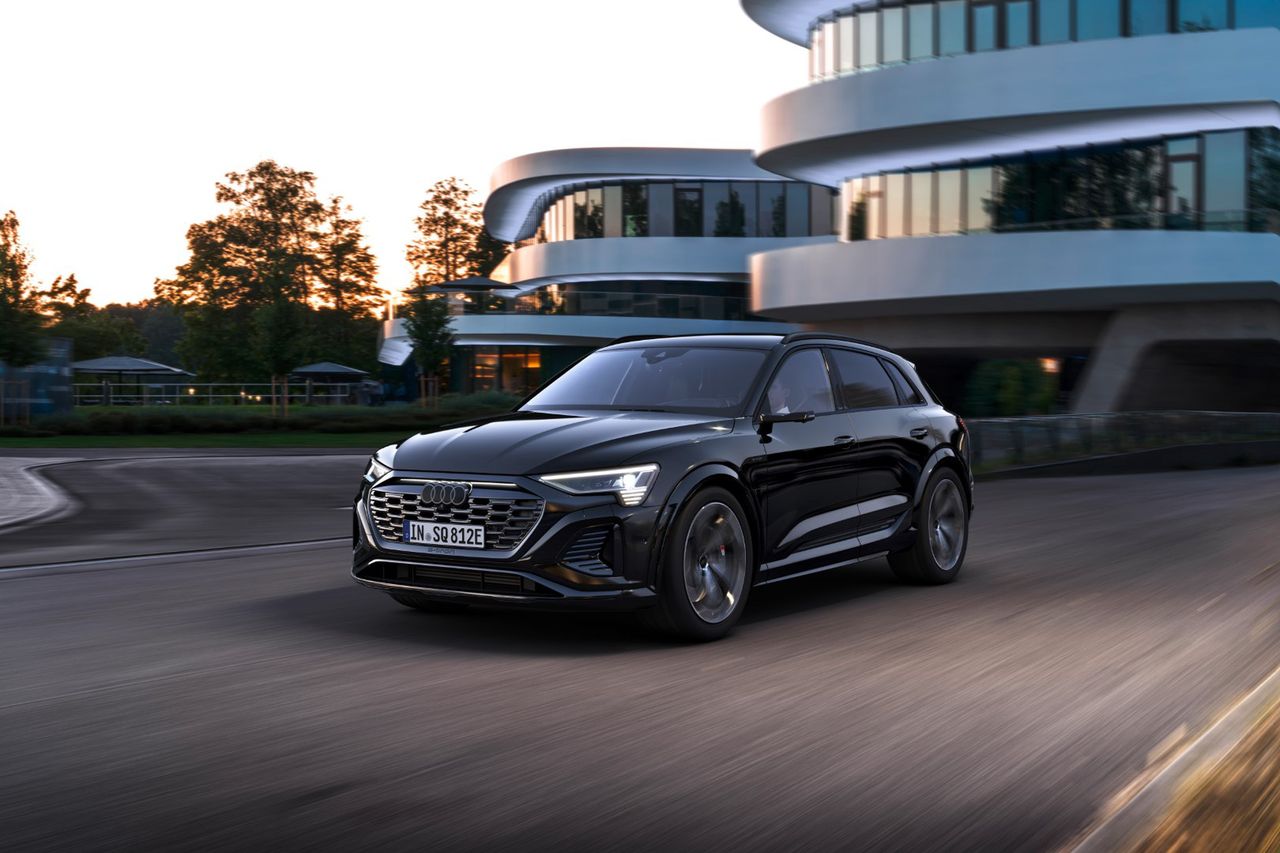 Audi e-tron to teraz Q8 e-tron. Ma większe akumulatory, podświetlany grill i nowe logo