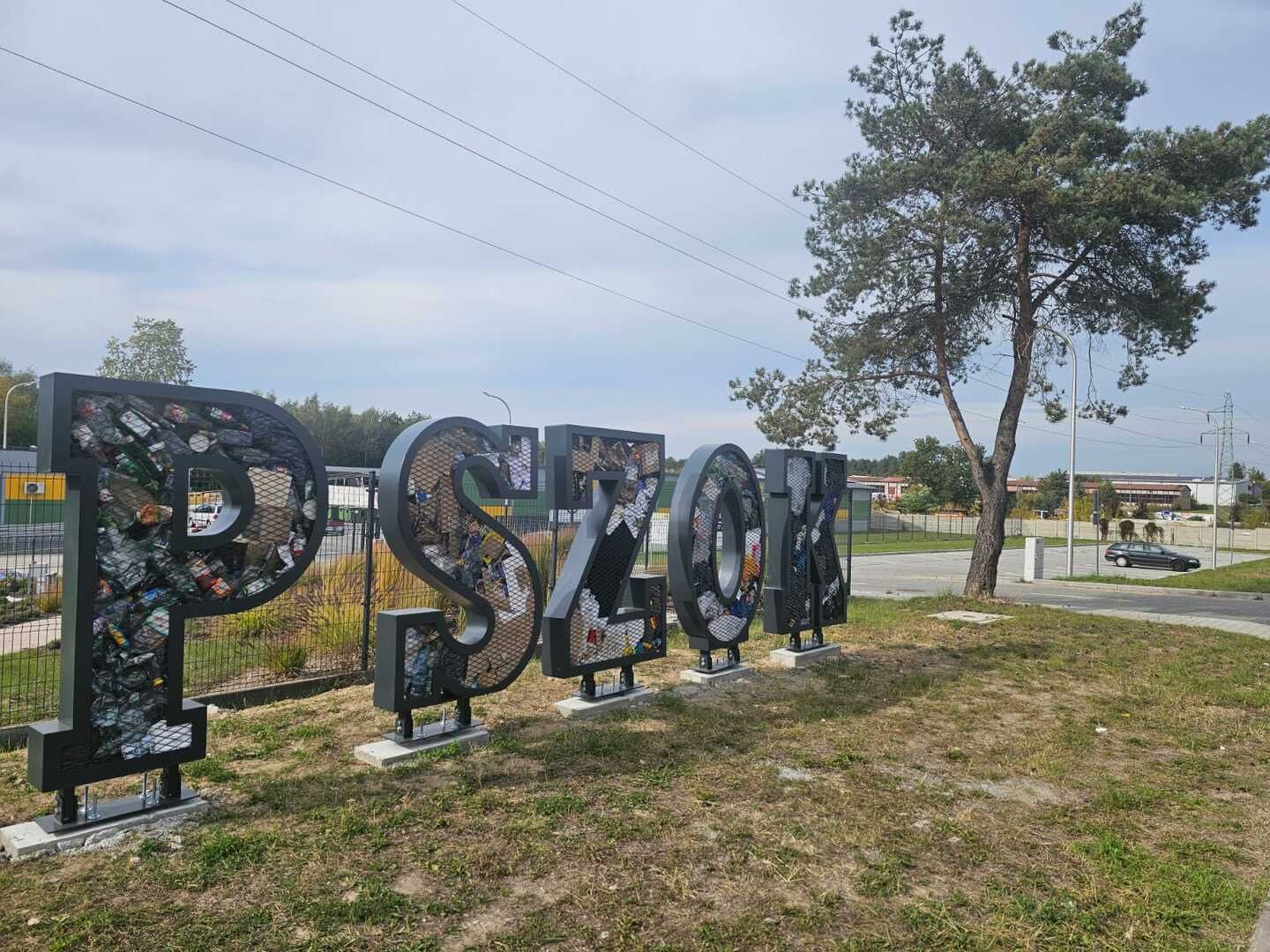 PSZOK w Ostrowcu Świętokrzyskim zyskał wyjątkową ozdobę w duchu recyklingu