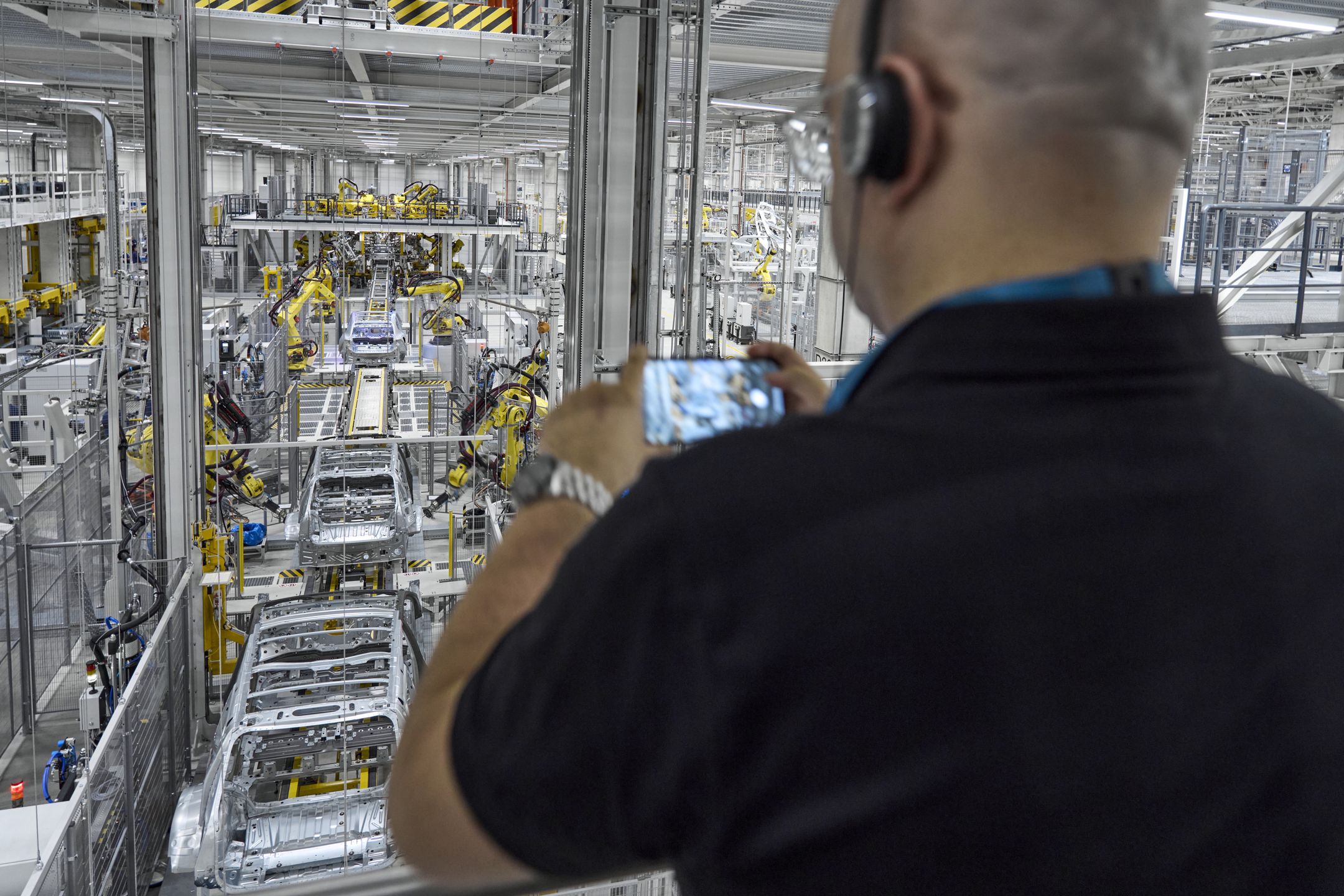 W tej części fabryki dominują roboty. Jest ich 921 