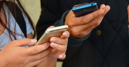 24 lata z esemesami i wciąż wysyłamy je na potęgę