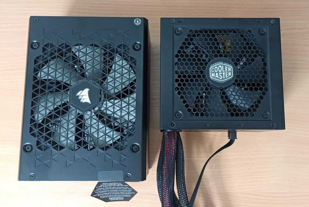 Z prawej zasilacz 650W w standardowych wymiarach.