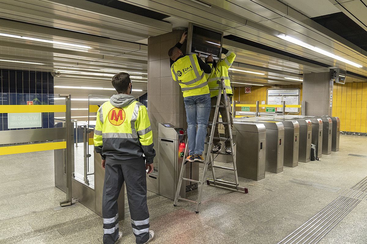 Warszawa. Metro. Kończą się prace montażu monitorów