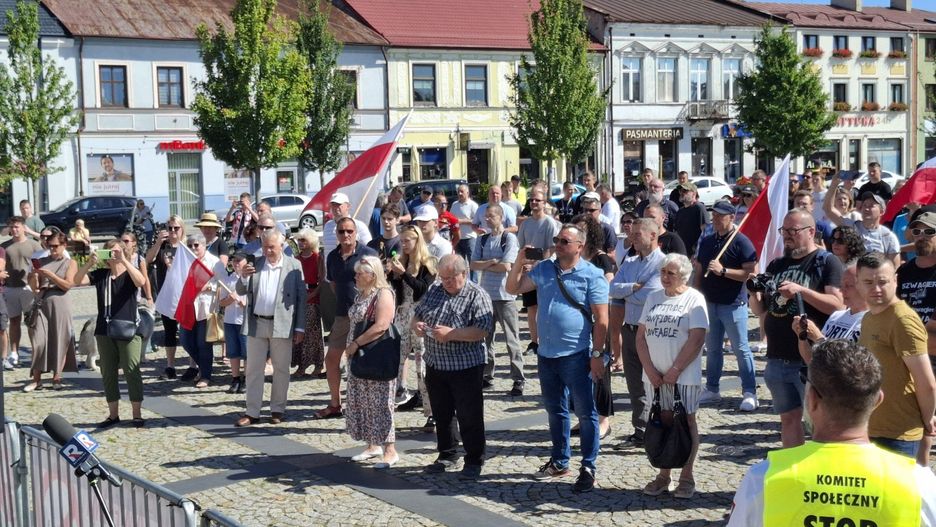 Na Rynku w Skierniewicach trwa protest przeciwko masowej migracji