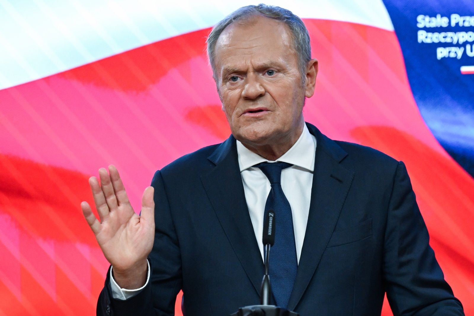 "Błąd jest gorszy od zbrodni". Tusk ostrzega po aferze z orderem