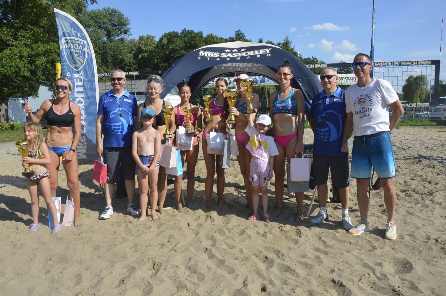 13 par kobiecych wzięło udział w turnieju siatkówki plażowej w Zieleniewie.